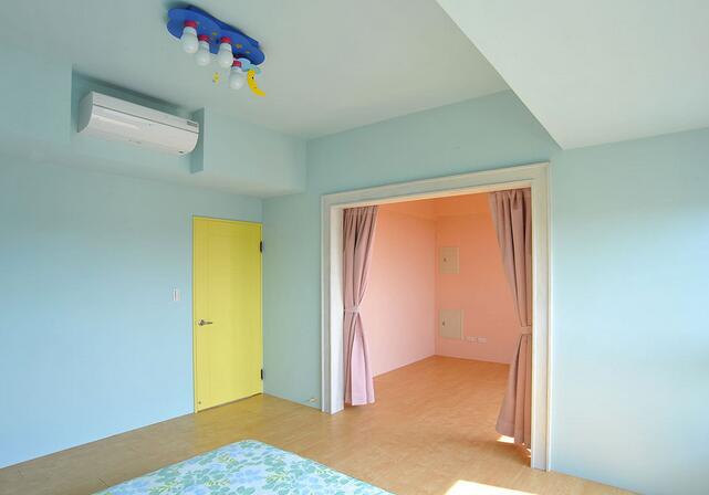 充满童趣的两间儿童房由粉嫩的黄色转为两种主题——水蓝清新、粉色甜美，两房之间仅以拉帘区隔，增加了小朋友之间的感情互动。