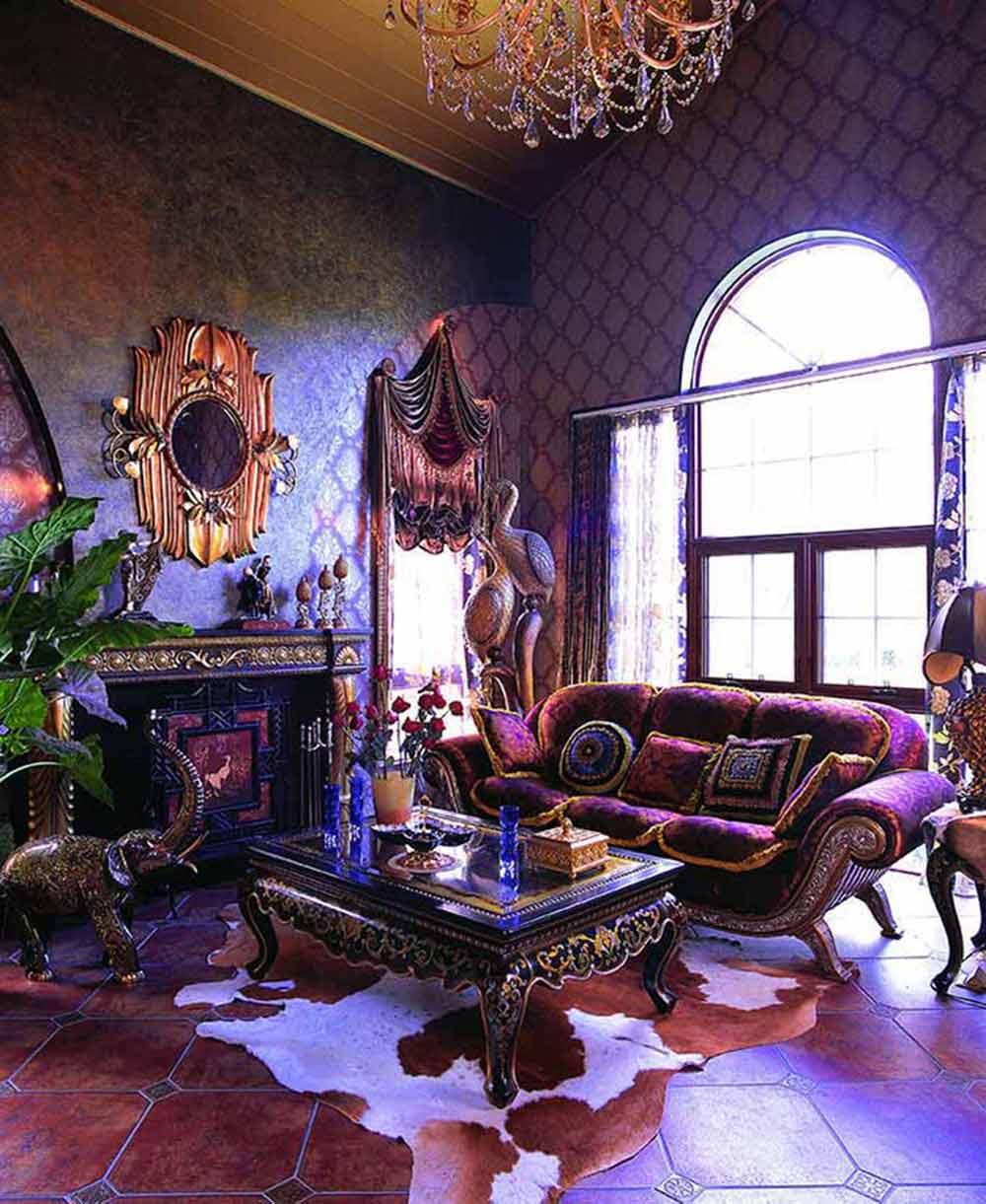 古铜色的墙壁与紫色的家私搭配散发着神秘的气质，铜制大象是热带雨林的自然象征，配上绿色植物，整个空间就是一幅原始自然的画作。
