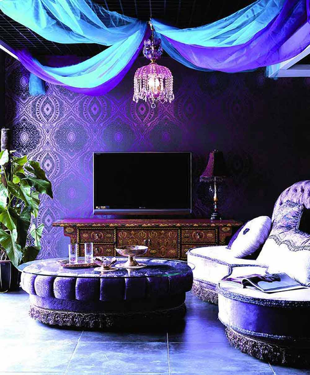 休息室倾向于蓝色调，将蓝色的浪漫高贵与紫色的优雅神秘完美结合在了一起，氛围梦幻而惬意。