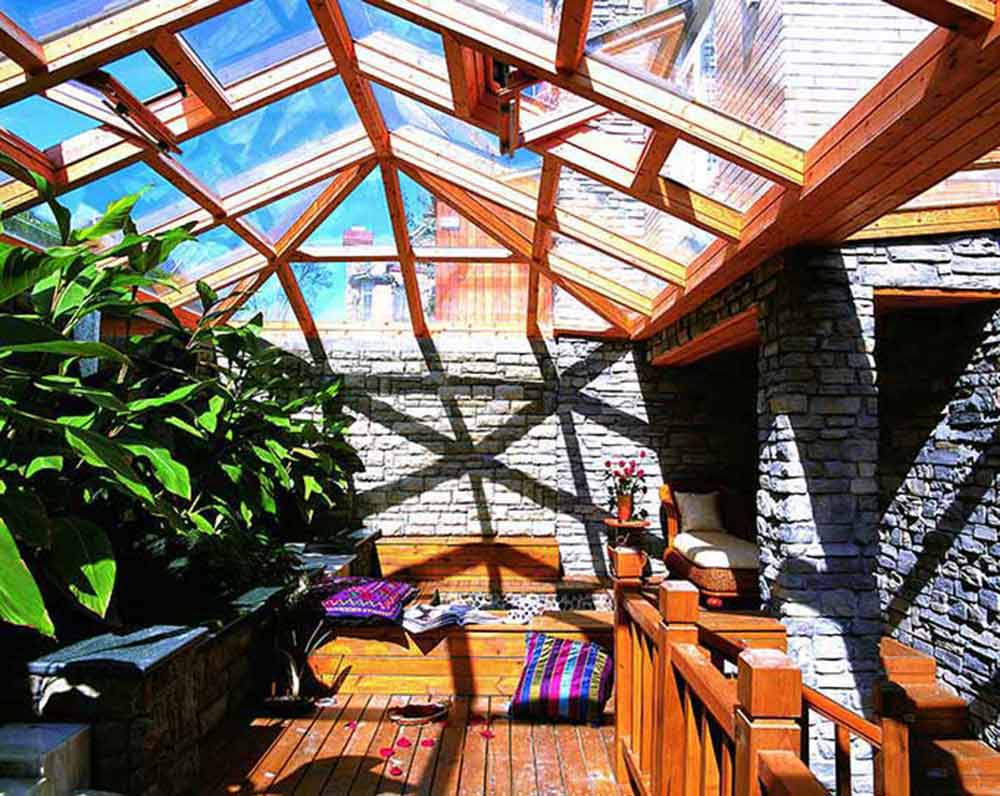 阳台露天式阳光房的设计实用而美观，无论晴雨天，都能享受到与外界零距离的亲近感触。