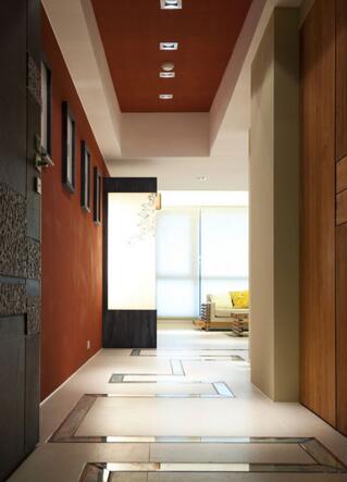 客厅主墙面以十足东方色彩的朱红色为主色调，强调突出了整个装修风格的主题。
