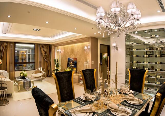 运用定制桌椅及水晶吊灯，塑造了华美绝伦的古典奢华，并利用镜面及玻璃等素材，增添了该区域的现代感。