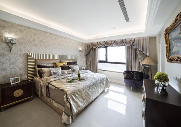 选用充满贵族气质的华丽床板搭配浪漫新古典的墙面，打造出了低调而奢华的大度风范。