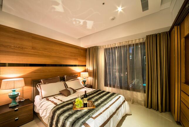 卧房区域以温暖的木质墙面带出暖度，整体感觉干淨简约、清爽大方。窗户开低的设计扩大了透光和通风的面积，也更加温馨踏实。