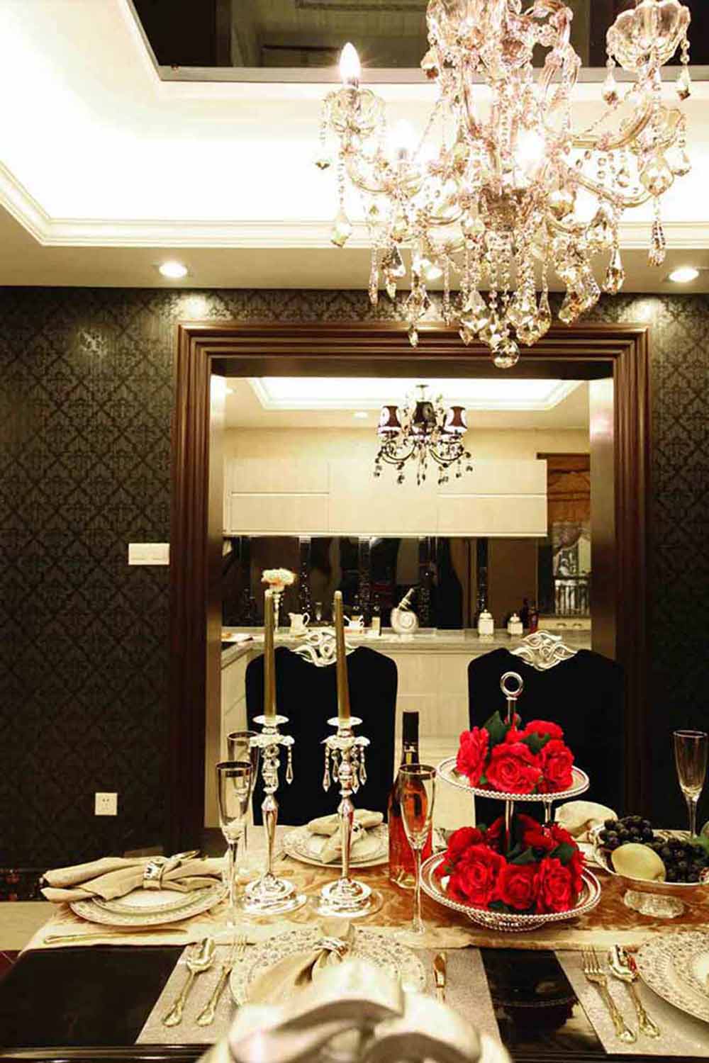 餐厅周围茶褐色的花纹墙面将大气的风格充分展现。搭配厨房白色墙面与茶色玻璃，在颜色起伏中尽显精致品味。
