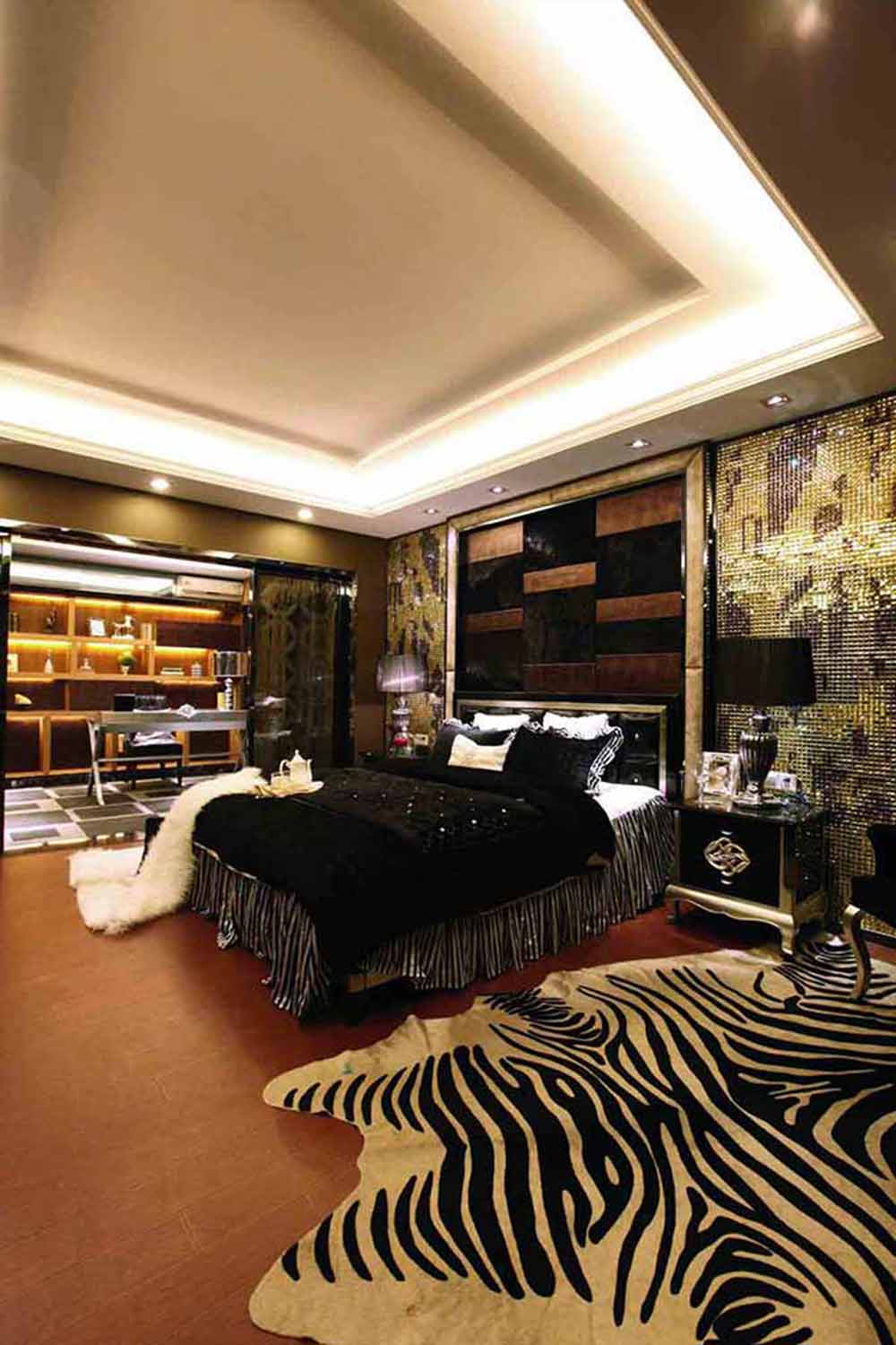 不规则形状的地毯设计常被运用到家居设计当中，大大增强了空间中视觉上的流动性。黑色家私是尊贵的象征。