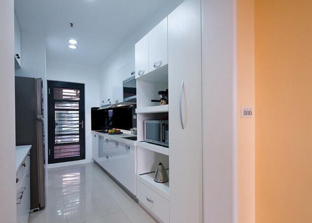 扩大后的厨房空间更为宽敞，使用便利性大大提升。第三房的其他空间规划给了更衣室使用，生活品质的提高在细节处凸显。
