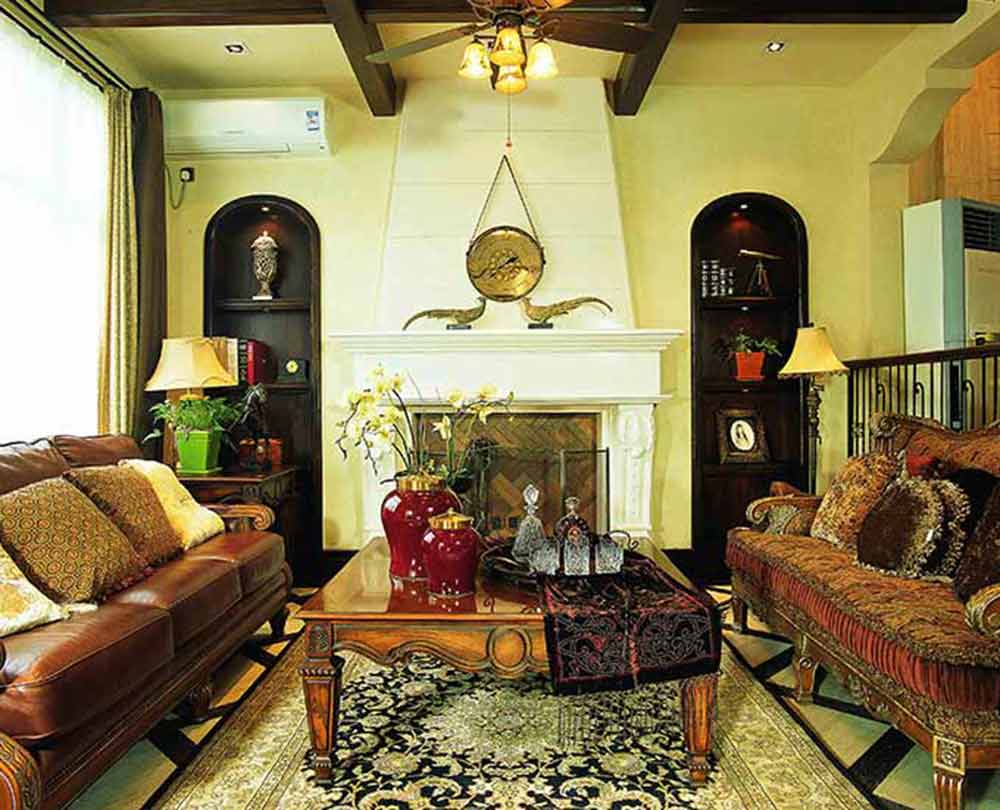 大地色系的家具给人带来踏实和舒适的自然感受，万物皆由土地而生，绿色、红色的盆栽装饰则灵动而亮眼。