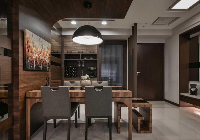 集层木与黑色烤漆玻璃共同构造的餐桌，可抽拉至客厅作为桌几，在一定的空间内进行多元化的设计凝结了设计师的心血。