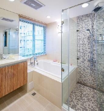 与浴室柜处注入一点呼应整体装修的木作元素，以缤纷的马赛克瓷砖打造出了干湿分离的舒适空间。