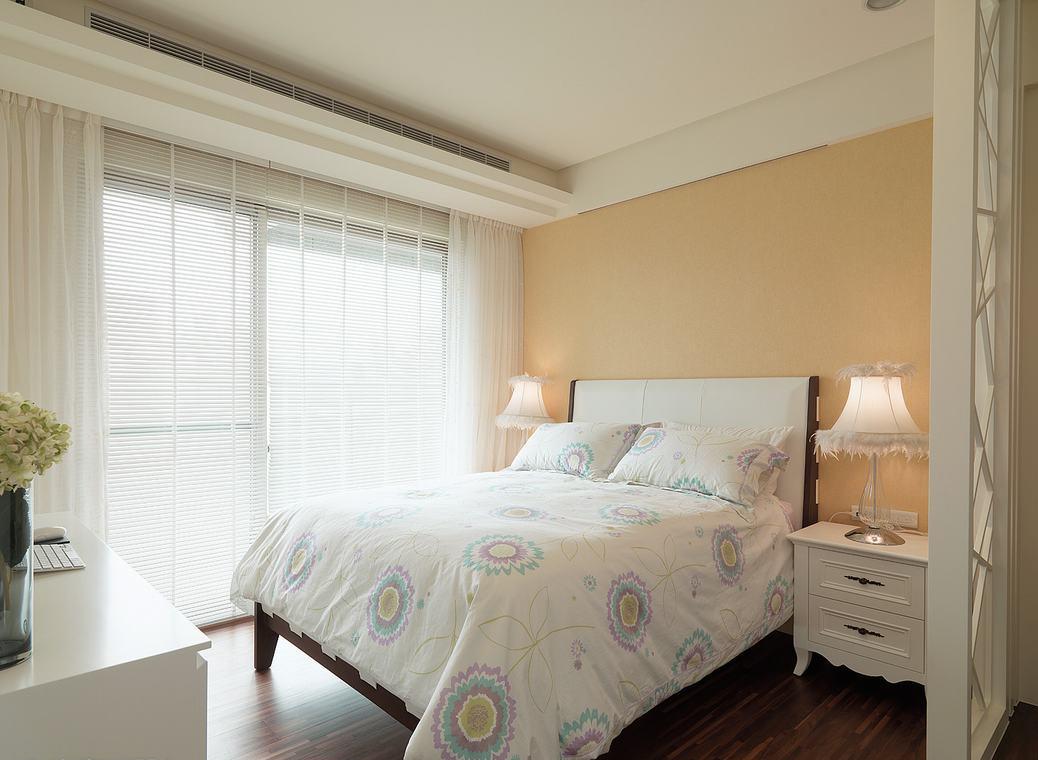 镂空隔屏解除了门对床的风水疑虑，整体的风格呈现活泼气息。