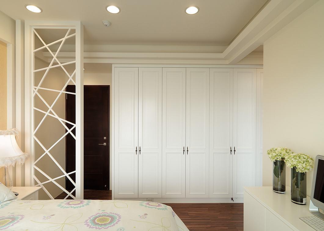 卧室以白净色调，衣柜也以此为主色，让空间不会有压迫感。