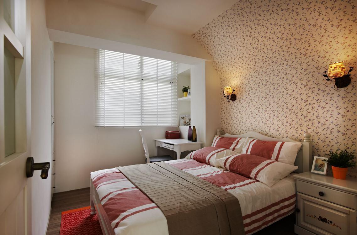 卧室通过材质和灯饰的搭配，打造出温暖典雅的睡卧空间。