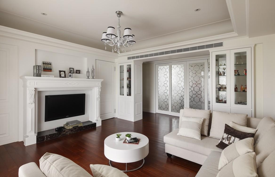 相对于一楼客厅的华美，二楼起居室以屋主所期待的净白，谱画出经典美式气质。