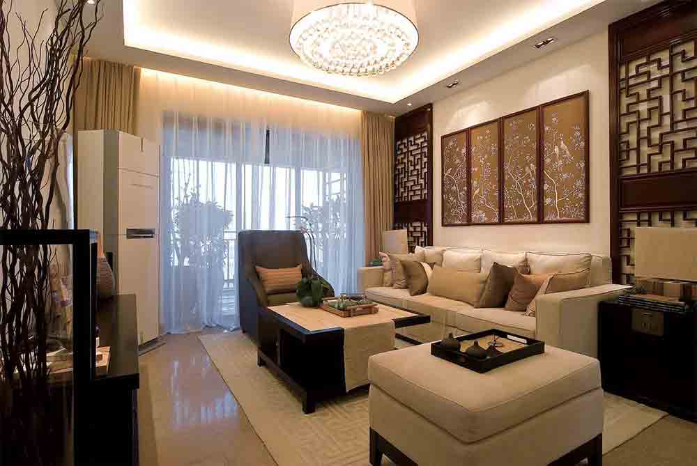 米白色的沙发搭配柔和的灯光，给人以视觉上的舒适感。