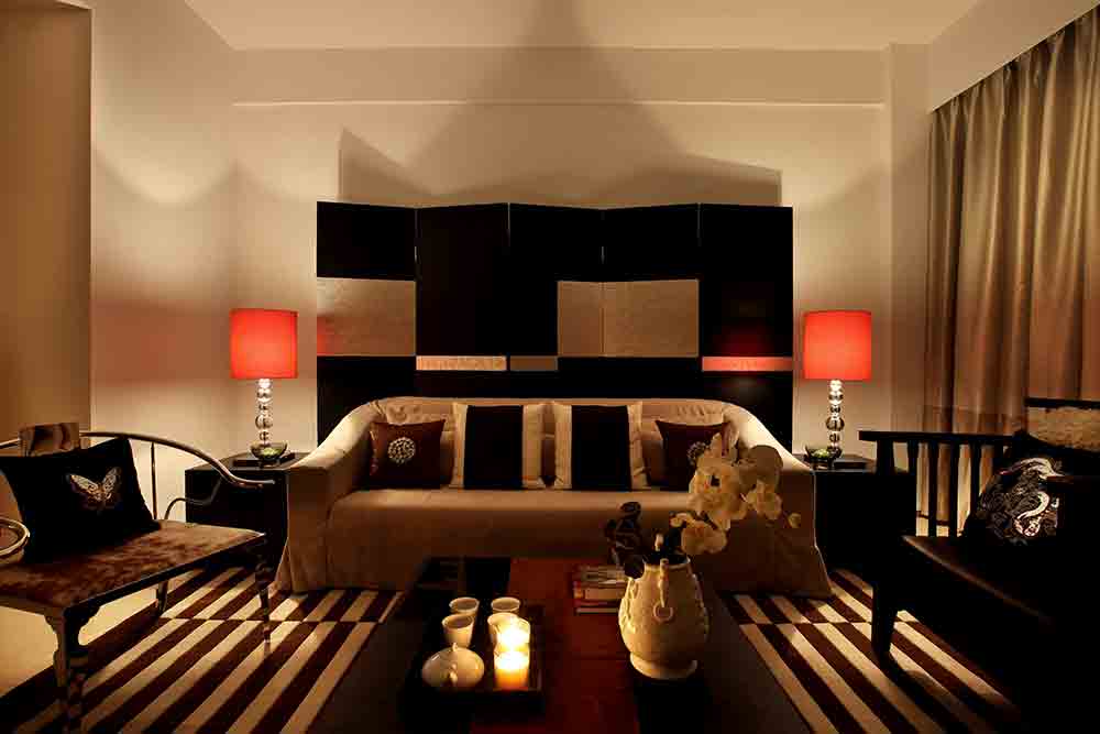 沙发背后的屏风设计搭配两侧的喜庆红台灯，将中式韵味表现得淋漓尽致。