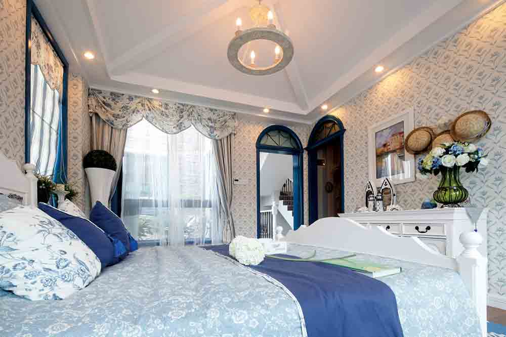 主卧的吊灯以英式风格点缀以碎花壁纸装饰的空间，营造出舒适的睡眠环境。