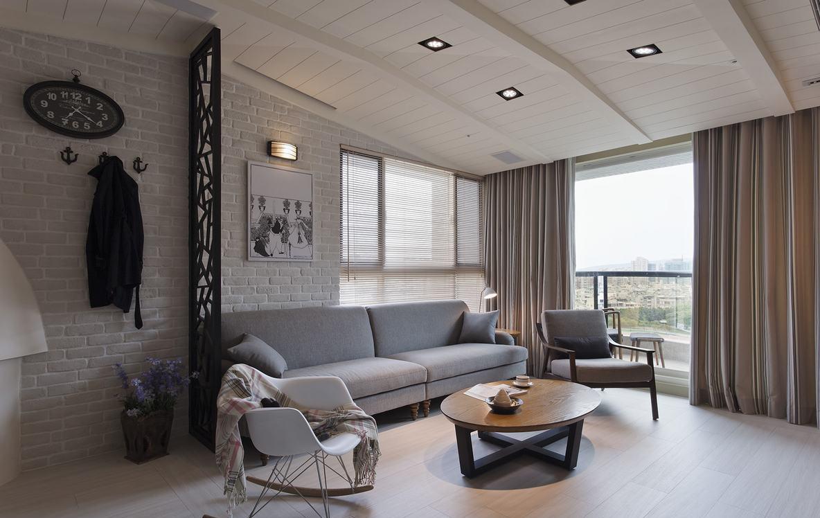 沙发背景墙一半为窗一半以文化石铺陈，搭配木质刷白天花板，给人感觉以简洁舒适。