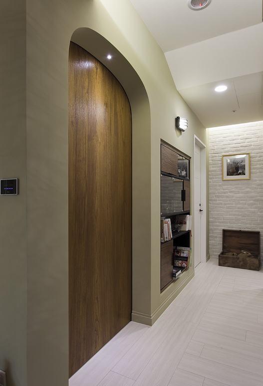 木质半拱门片与内嵌壁面的收纳柜，打造休闲惬意的廊道。