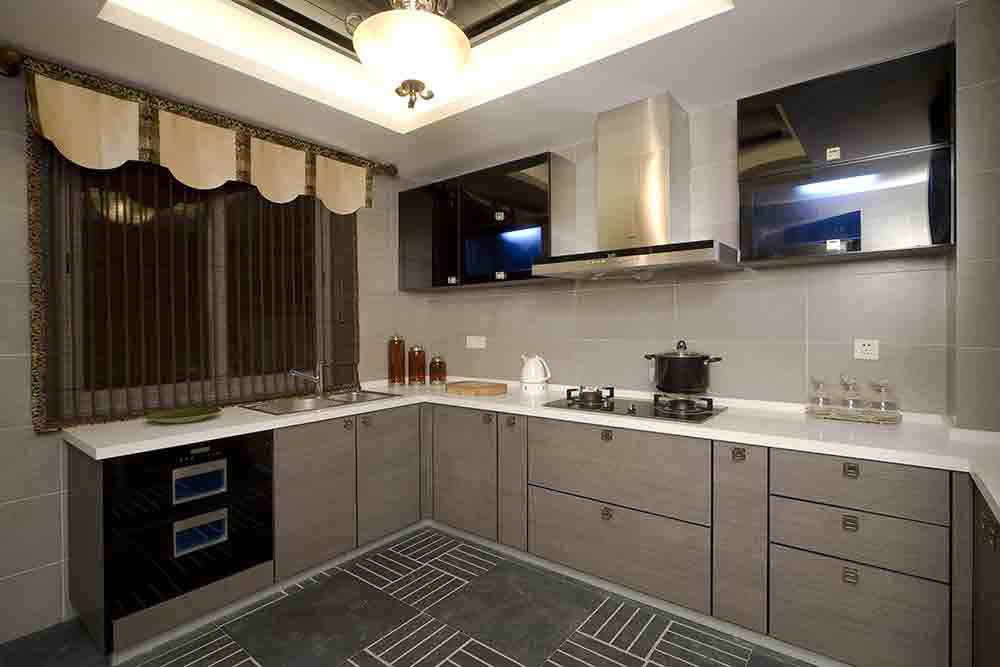 厨房采用L形，简单装饰的同时让生活动线更加流畅。