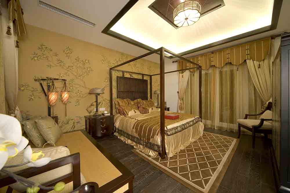 主卧的床头背景墙采用树枝架构装饰，营造出清新自然的感觉。
