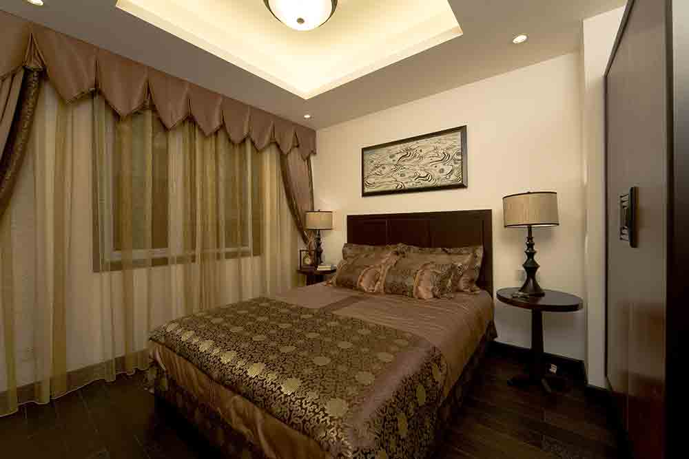 色彩静谧成熟的床品适合长辈居住，简单的装饰让房间透出典雅气息。
