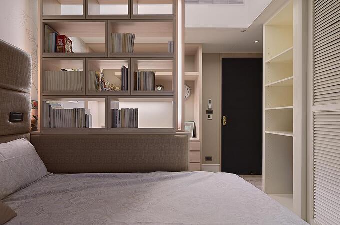 通透的书柜分隔出了睡眠区与书桌区，为小朋友提供了静谧安稳的阅读学习环境。