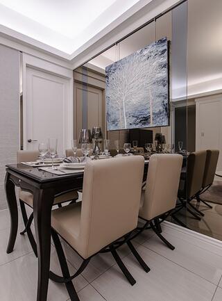 餐厅墙面利用镜面分割的方式，反射与延伸的视觉效果，为空间带来了放大与延伸的作用。