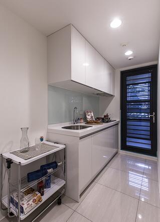 设计师延续客、餐空间以白色系为主轴的设计，以简单、干净的元素打造了厨房空间。