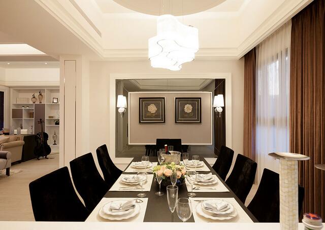 对称式的墙面设计倍显庄重与精致。灰色镜面边框的设计凸显了现代的质感，也将餐厅区域点缀得更为明亮。