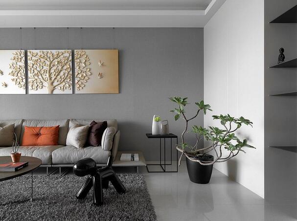 简单素雅的灰色壁纸作为沙发背墙，挂上几幅艺术作品，转角处以盆栽生动装饰，质感因子油然而生。