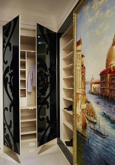 玄关处拜访的威尼斯水景图，呈现欧式风格即视感。