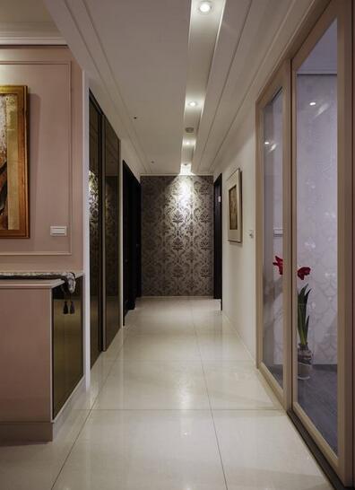 走廊端景与储物拉门都是以深色沉稳为主色调，呼应着走廊尽头的深色门片。