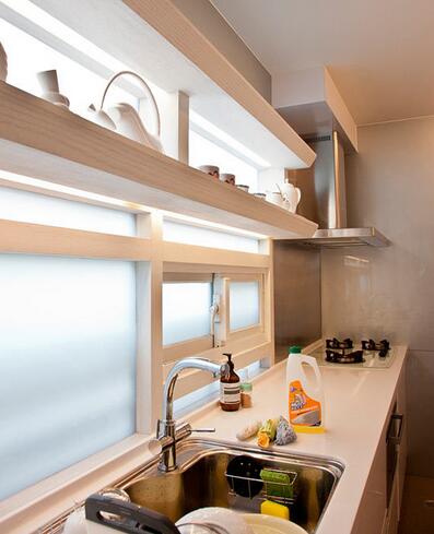 将厨房一小块实墙拆除，以透光不透景的玻璃替代，连下厨洗碗都有阳光相伴。