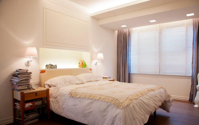 卧室没有制式主灯的乏味，利用壁灯柔和的灯光让空间增添了自由感。