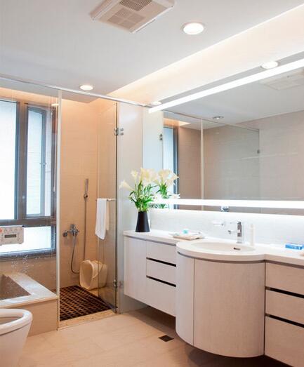 卫生间将泡澡、淋浴分割为两块区域，干湿区的设计有体现实用性。