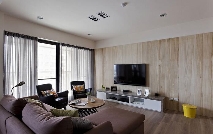简洁舒适的客厅阐述着幸福暖意，设计师采用原木色系木材于电视背景墙，使空间休闲自在。