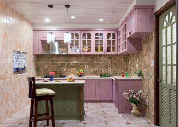 粉紫色的厨柜与绿色的吧台，搭配令人温暖的复古砖，将法式乡村风延伸到每个角落。