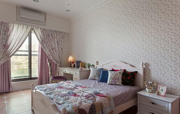 粉嫩的房间做为婴儿房，同时预留出供保姆休息的空间。