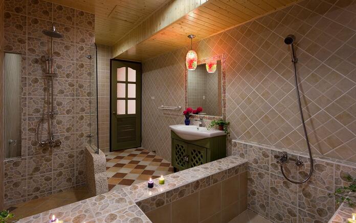 充满质感的卫生间因为复古砖与碎花砖的搭配，营造出悠闲惬意。