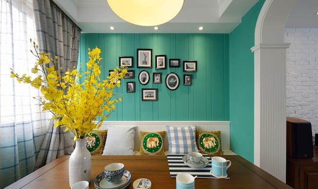 将清新的主色用于墙面装饰，为空间增加了暖意，可以陪衬空间平静素雅的氛围，简朴的家居装饰，悠闲的生活氛围。