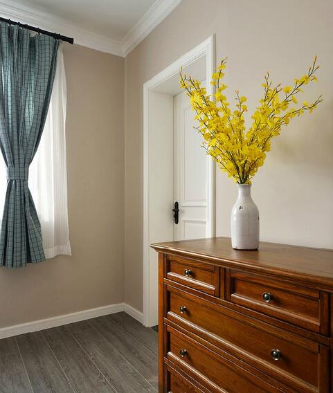 黄色的水仙花可以看出屋主追求高生活质品，营造出清丽优雅的美式风格家居氛围。