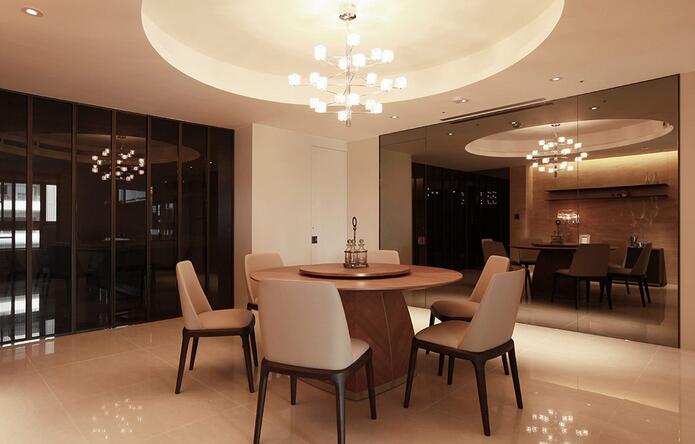 用餐区以圆形天花板搭以玻璃架构的折门，低调反射使空间开阔感增强。