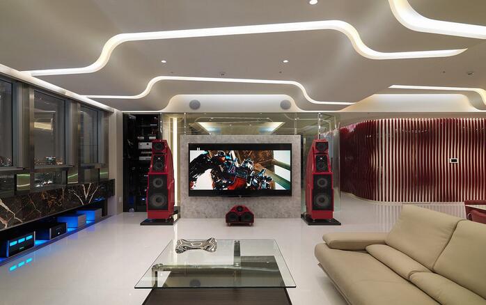 客厅的灯光调和出照明的暖度，大屏电视搭配时尚音响营造出空间科技感。