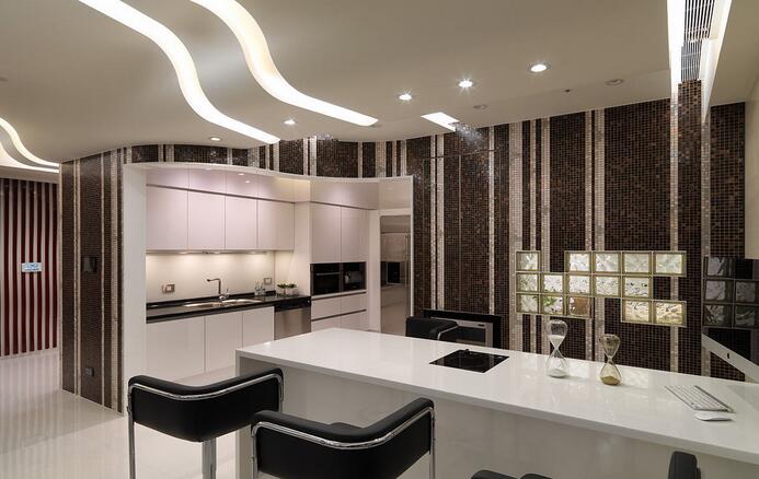 厨房采用轻吧台为屋主提供了轻食区域，立面条纹为空间提供立体感。