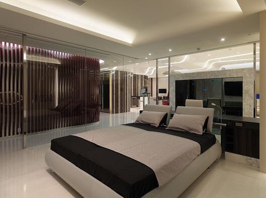 开阔的卧室空间，采用清玻璃为墙让空间不会有压抑感。