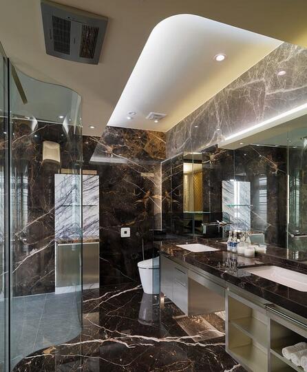 卫浴空间有黑色个性大理石堆砌，曲面玻璃将干湿区分离，美观的同时也具有实用性。