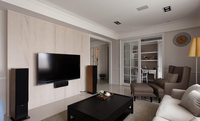 电视立面墙虽然以简单的大理石为材料，却又凸显出空间独有的现代质感。