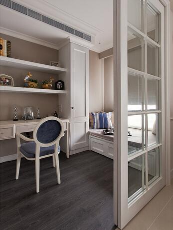 书房空间以木质地板铺陈，再以玻璃木作门片与客厅完美分割。