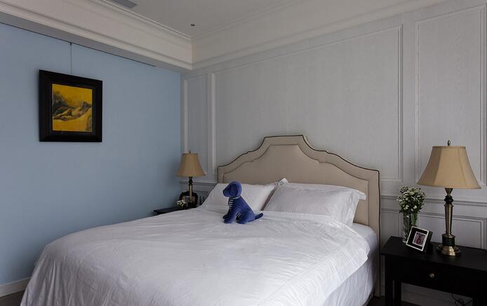 卧室以白色基底搭以水蓝色墙面，营造出舒适明亮的空间感。